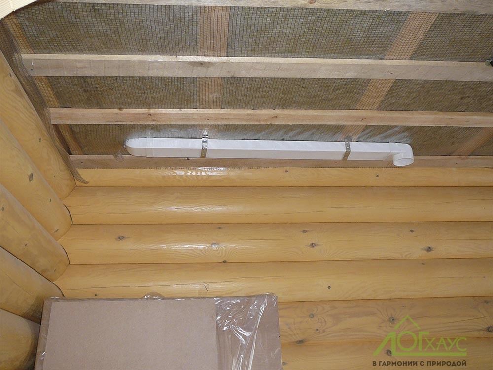 Выход вентиляционного канала на кухне деревянного дома
