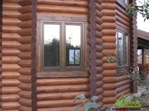 Окно и наличники в эркере деревянного дома