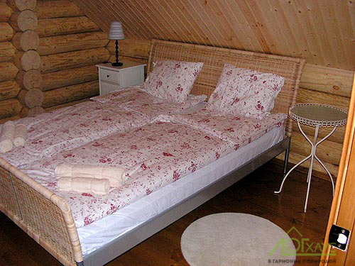 Спальня дома из бревна