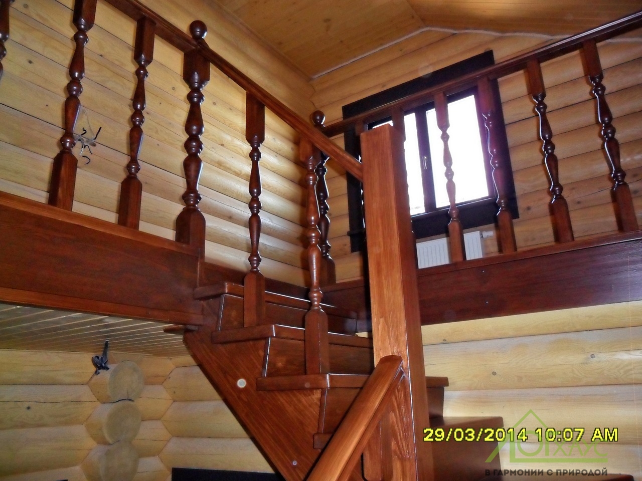 Монтаж деревянной лестницы и ограждений в бревенчатом доме