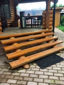 Деревянная лестница из полубревен для дома из бревна