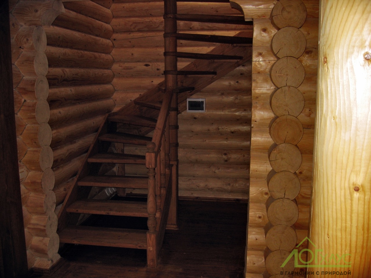 Установка лестницы деревянной в доме из бревна