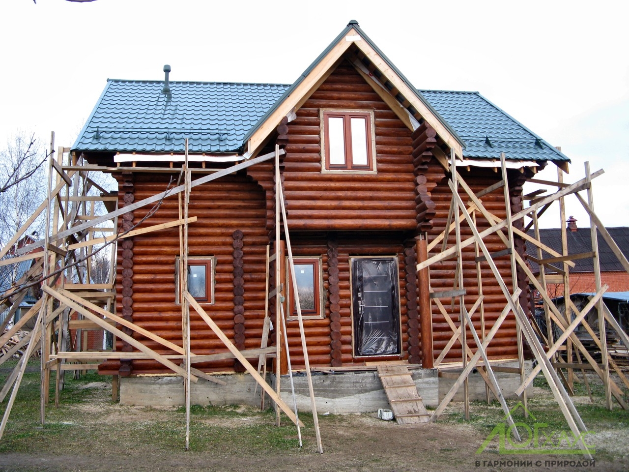 Полный цикл строительства и отделки деревянного дома из бревна