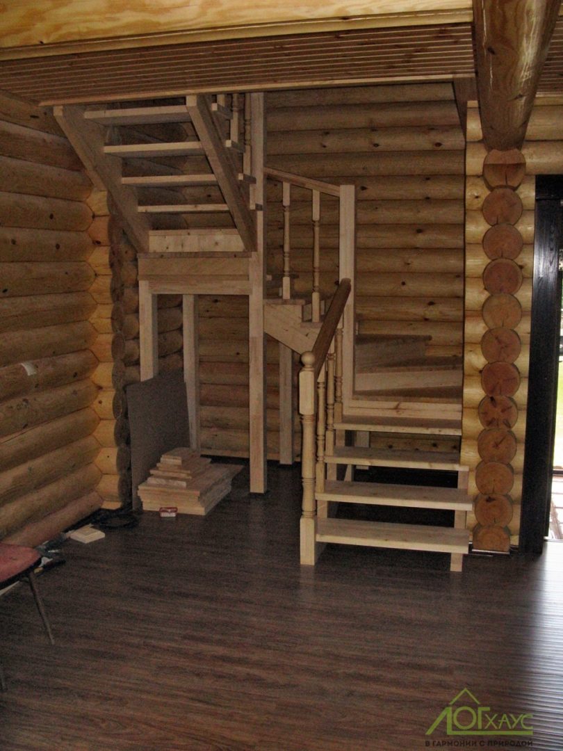 Сборка деревянной лестницы в бревенчатом доме