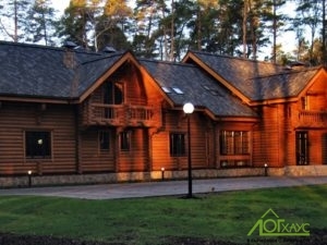 Большой дом-баня из бревна в лесу