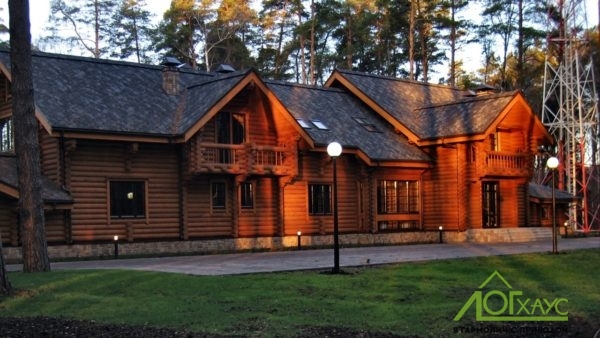 Большой дом-баня из бревна в лесу