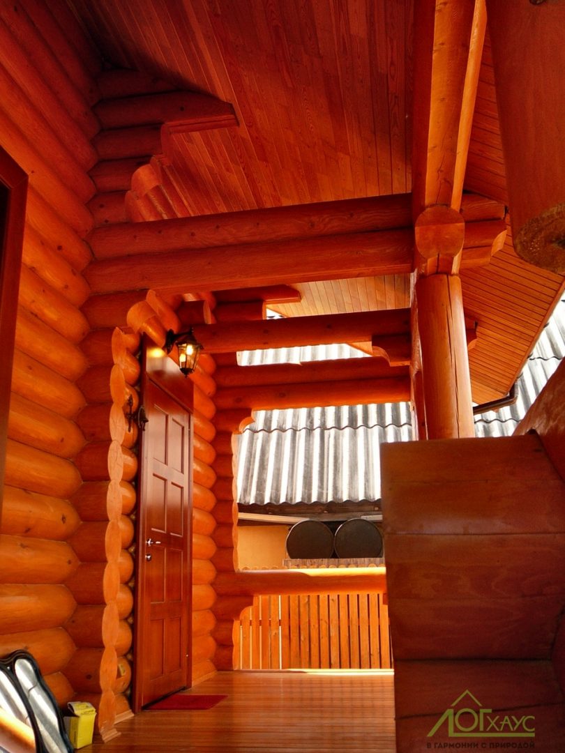 Крыльцо деревянного бревенчатого дома