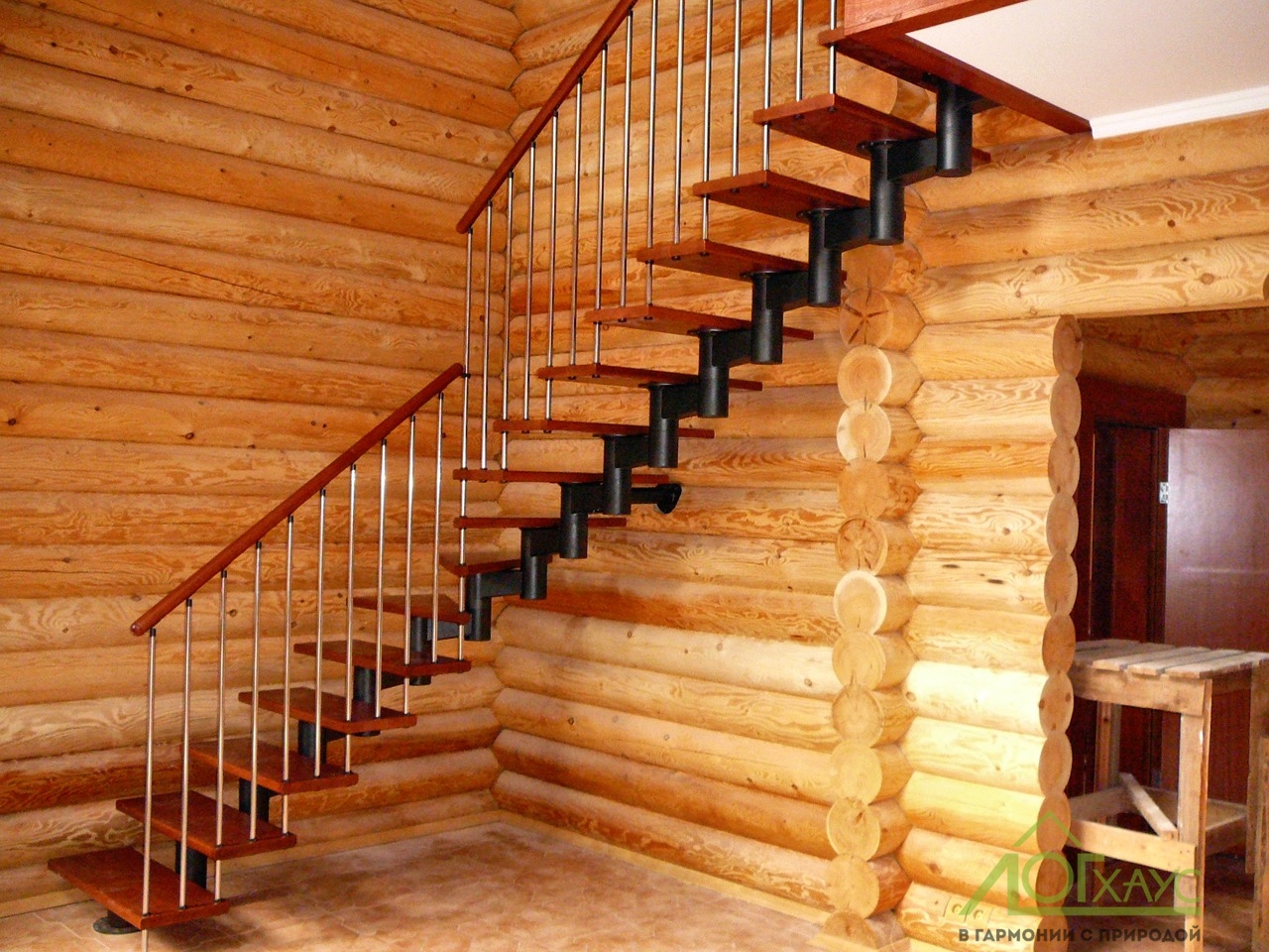 Лестница в деревянном доме из бревен