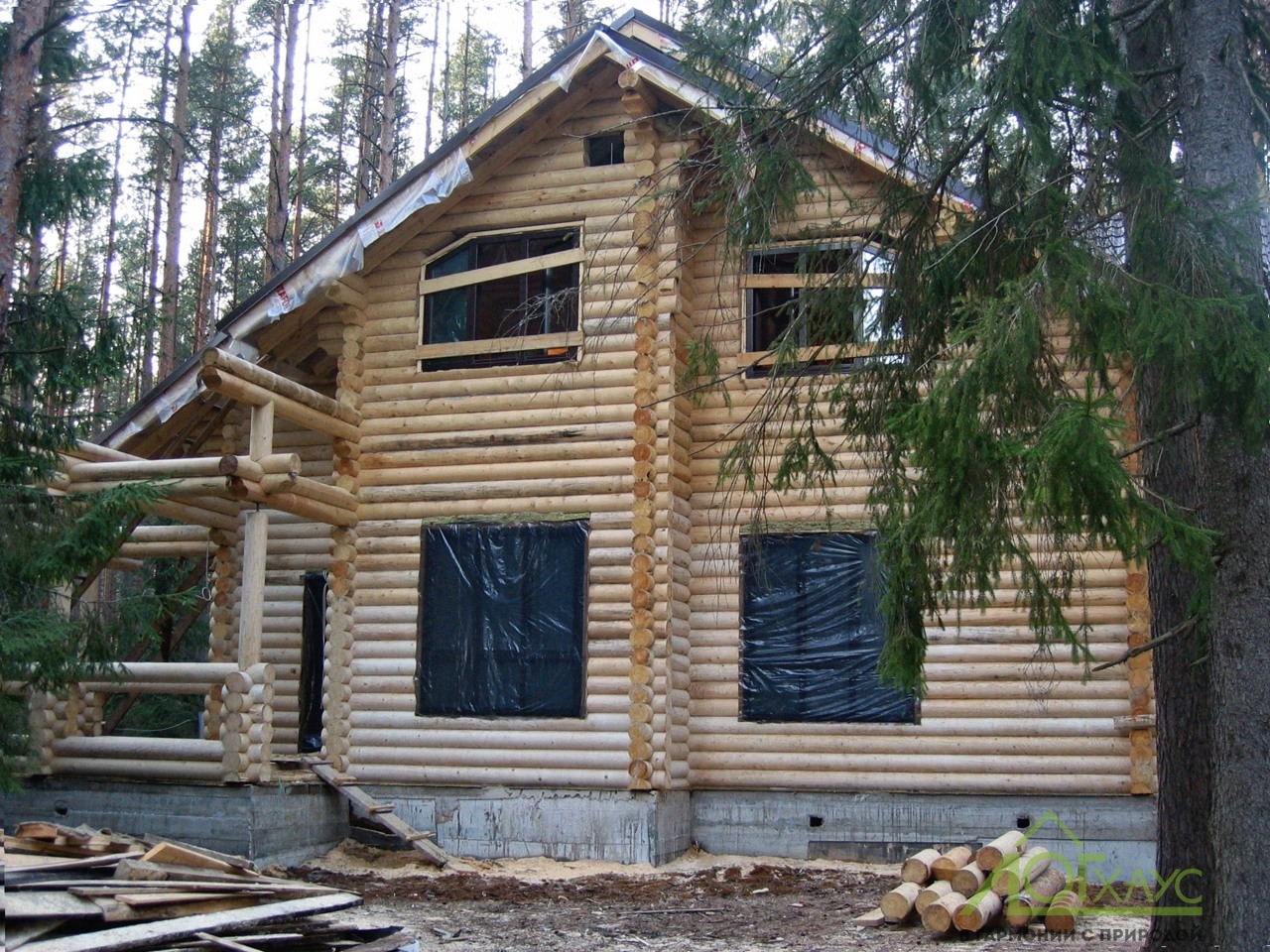 Монтаж сруба и кровли деревянного дома из бревен