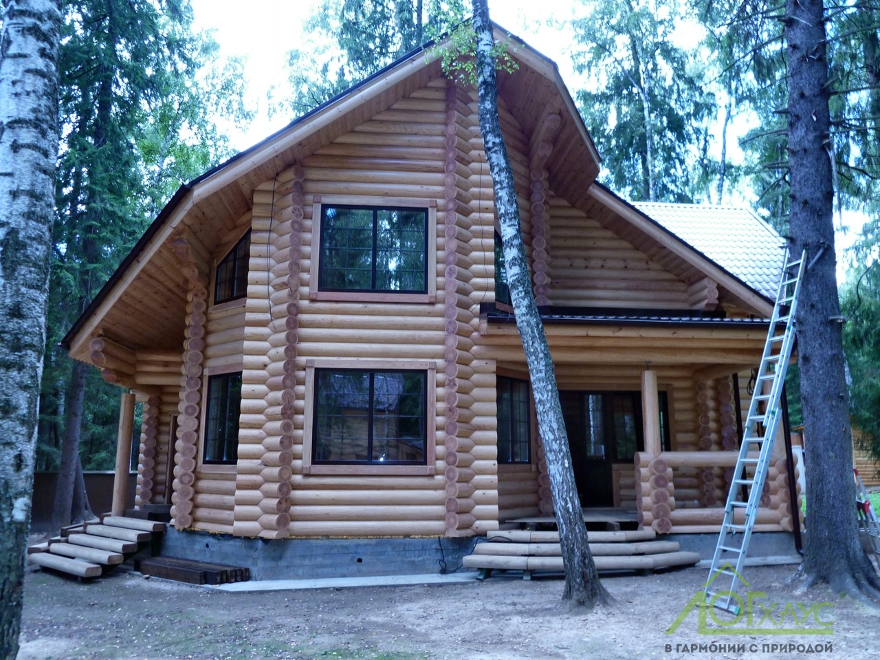 Сруб дома из бревна с деревянными окнами