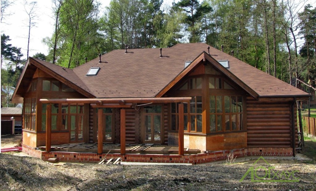 Дом из бревна, построенный с применением с каркасных технологий