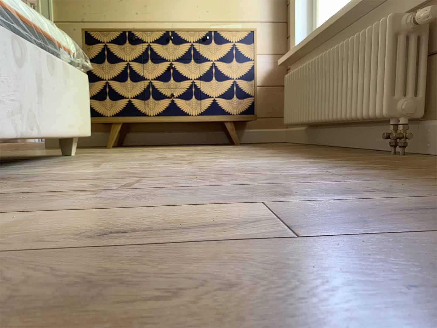 Укладка чистового пола в доме из клееного бруса