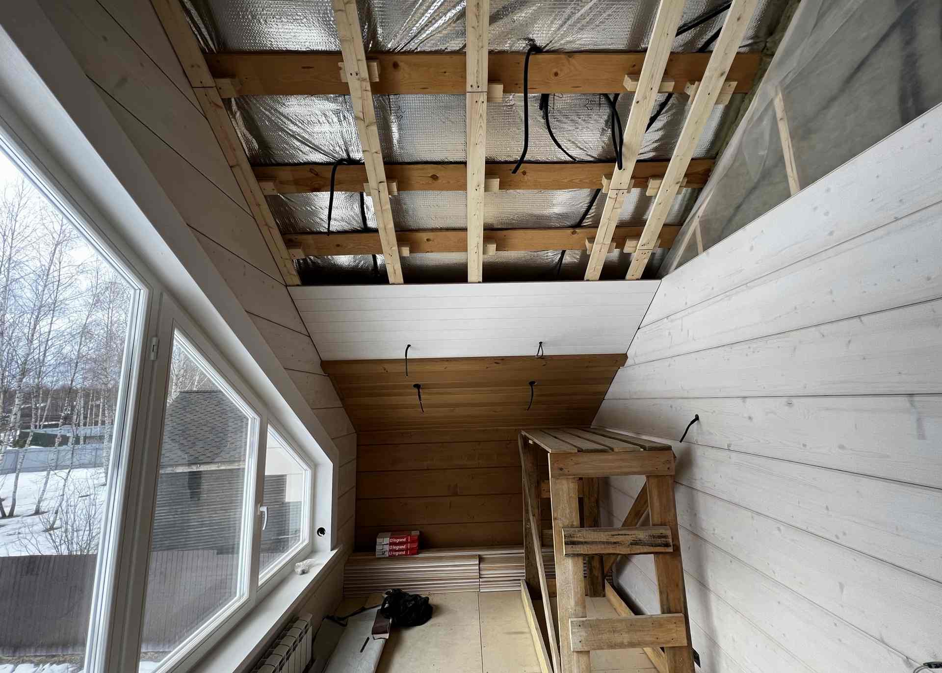 Потолок деревянного дома